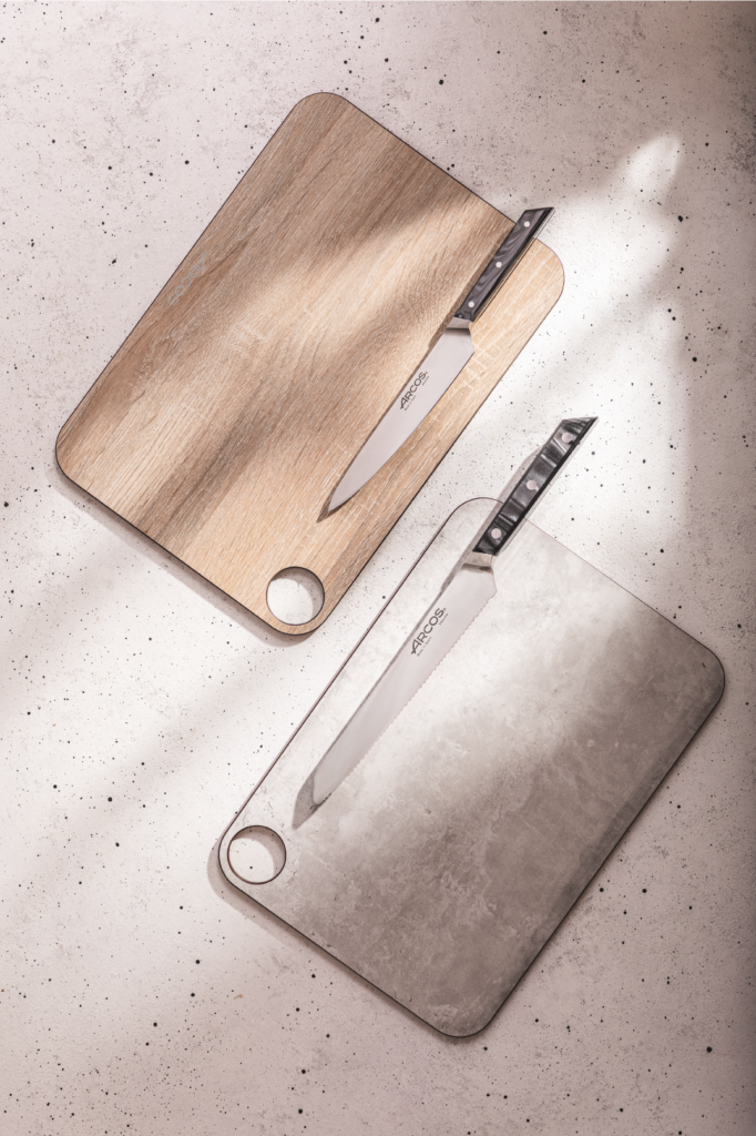 Set de couteau et planche à découper de la marque ARCOS photographié par l'agence de communication DIVINEMENCIEL