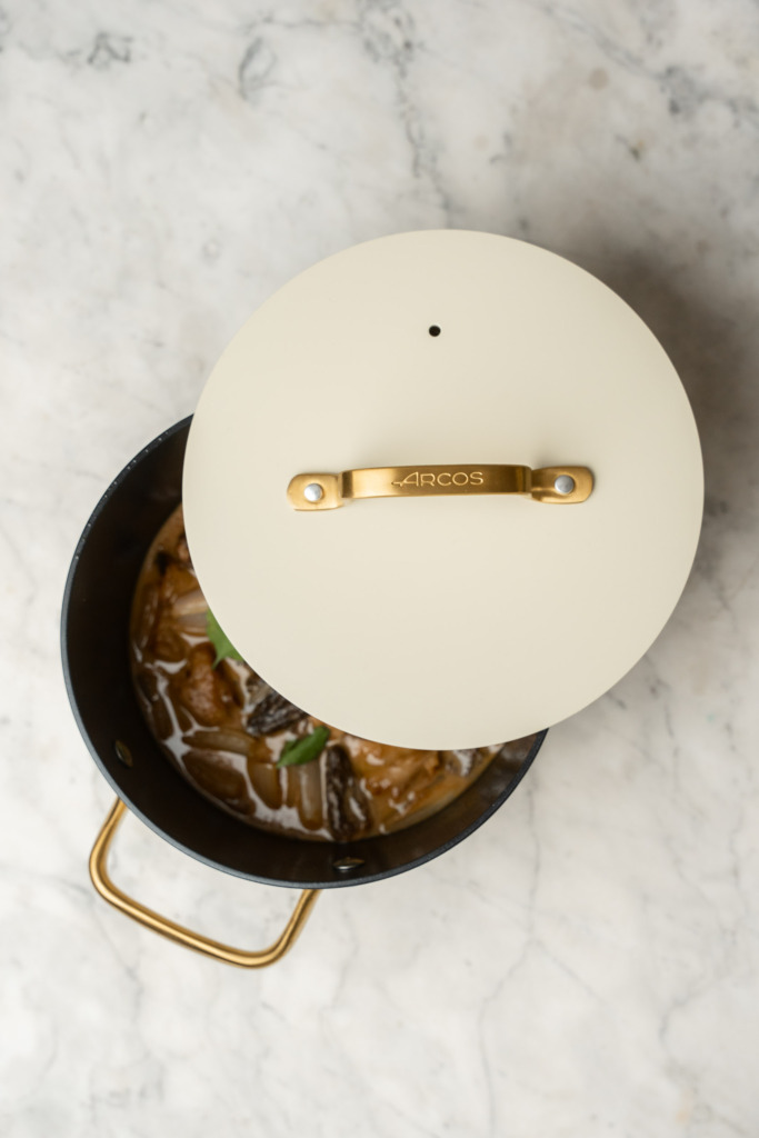 Photographie d'une marmite de la marque ARCOS photographiée par l'agence de communication DIVINEMENCIEL