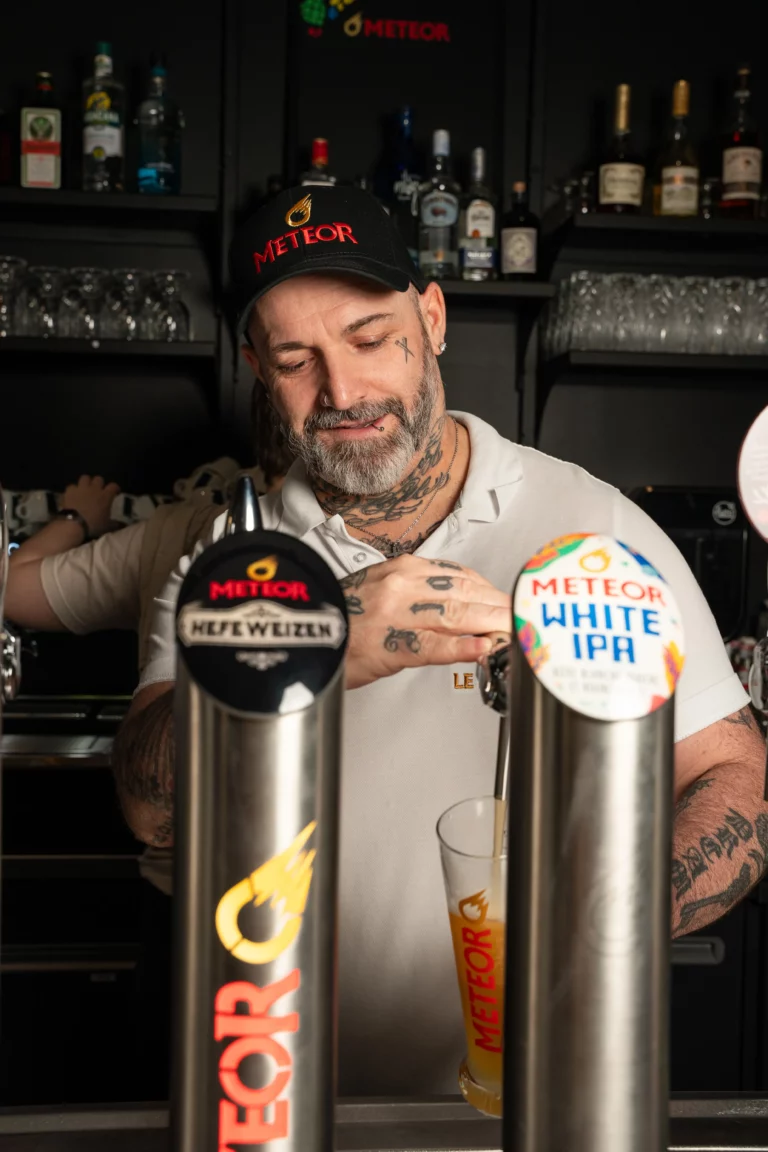Ouvrir son restaurant : Photo prise dans la brasserie METEOR à Marseille par l'agence de communication Divinemenciel.