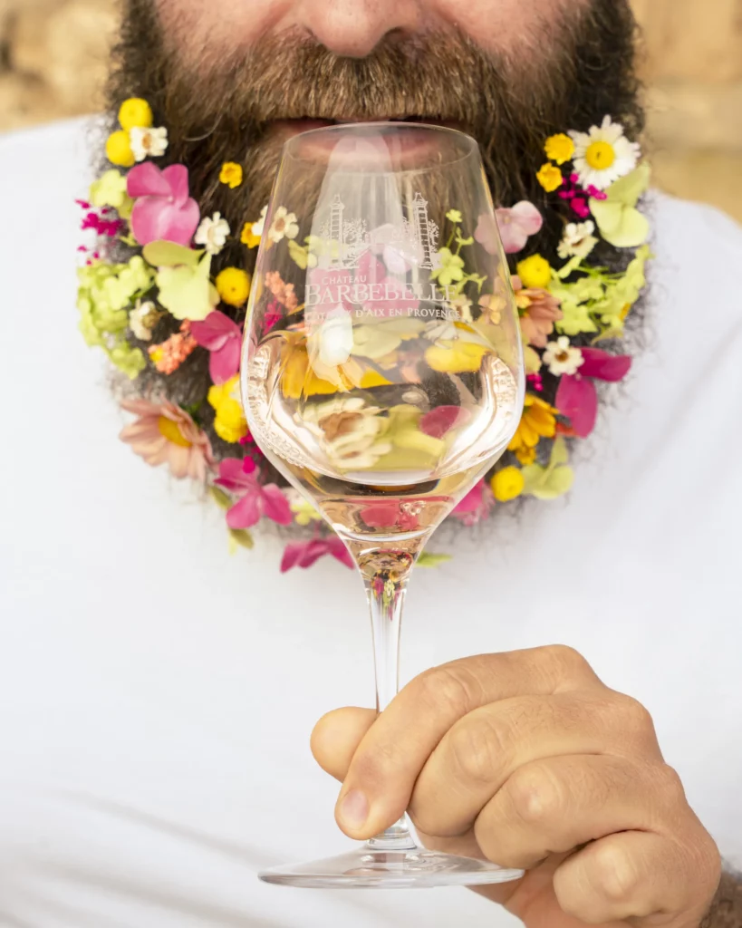 Gamme Vins Fleuris du Château Barbebelle en Provence avec mise en scène printanière
