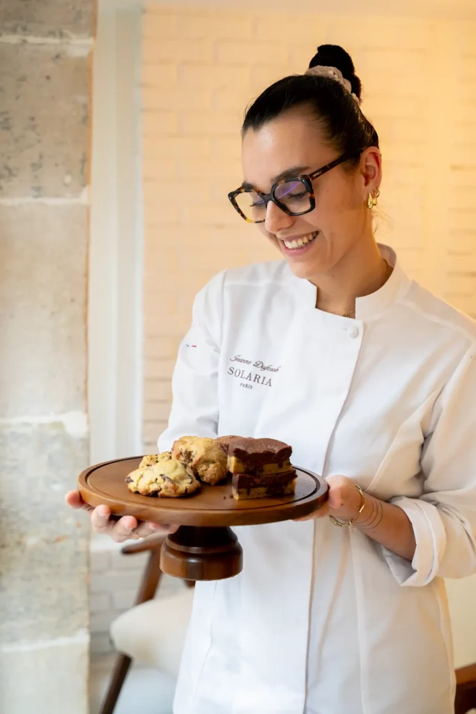 Photo d'une femme portant un plateau de pâtisserie fabriquées par Solaroia Paris photographiée par l'agence de communication Divinemenciel