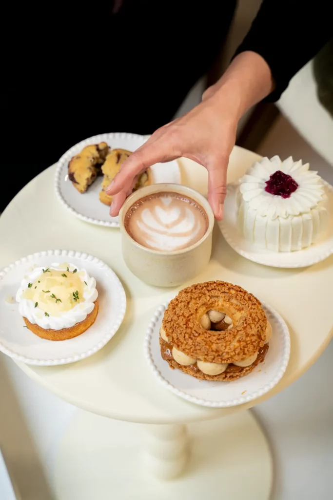 Photo d'une table de pâtisserie fabriquées par Solaroia Paris photographiée par l'agence de communication Divinemenciel